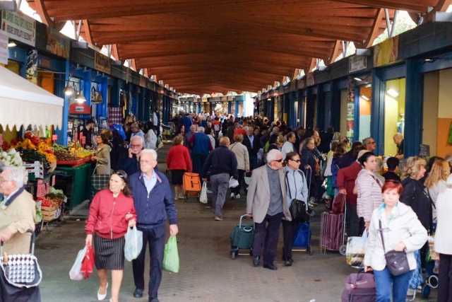 I baresi che fanno la spesa al mercato: �Scomodo e caotico, ma c'� pi� scelta e tanta "umanit�"�